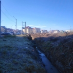 Astăzi, 15.12.2025, Primăria Municipiului Pitești a predat amplasamentul aferent obiectivului de investiții „Regularizare vale – zona Tancodrom, cuprinsă între strada Tudor Arghezi și Aleea Stadionului”.