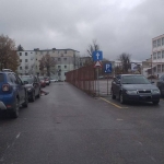 Astăzi, 19.11.2025, a fost instituit sens unic de circulație pe aleea carosabilă dintre blocul 42 și gardul Școlii Gimnaziale „Negru Vodă”, în cartierul Trivale