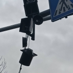 Funcționarea semaforului amplasat pe strada Negru Vodă, în zona Spitalului Militar din Pitești, este momentan suspendată. Măsura a fost necesară ca urmare a unui accident rutier produs în zonă, în urma căruia instalația de semaforizare a fost avariată.