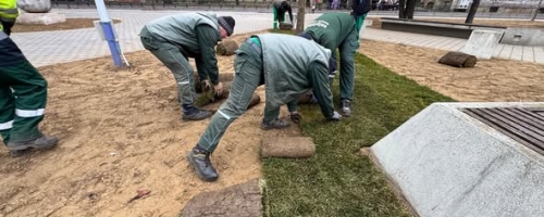 Pentru că vremea este favorabilă, continuăm lucrările de reamenajare peisagistică din oraș